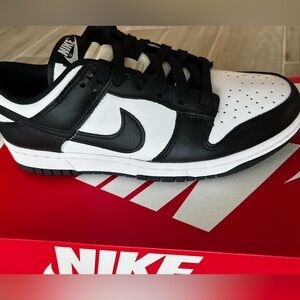 Nike Men’s White and Black Low-Top Sneakers